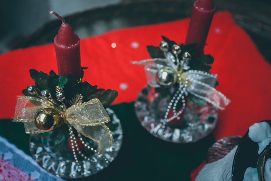 Dækket julebord med lys og pynt